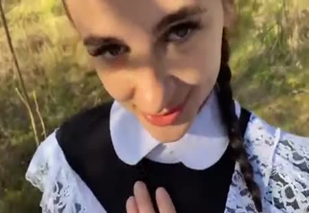 Студентку в кустах выебал и случайно кончил в киску