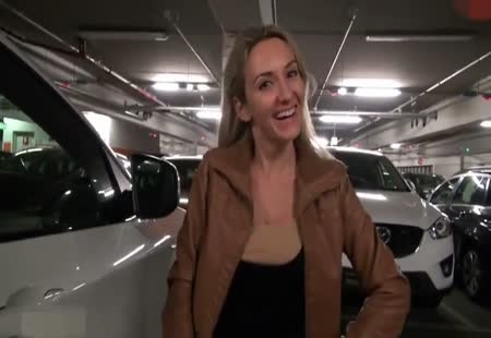 Русский секс с молодой девушкой на паркинге в Москве